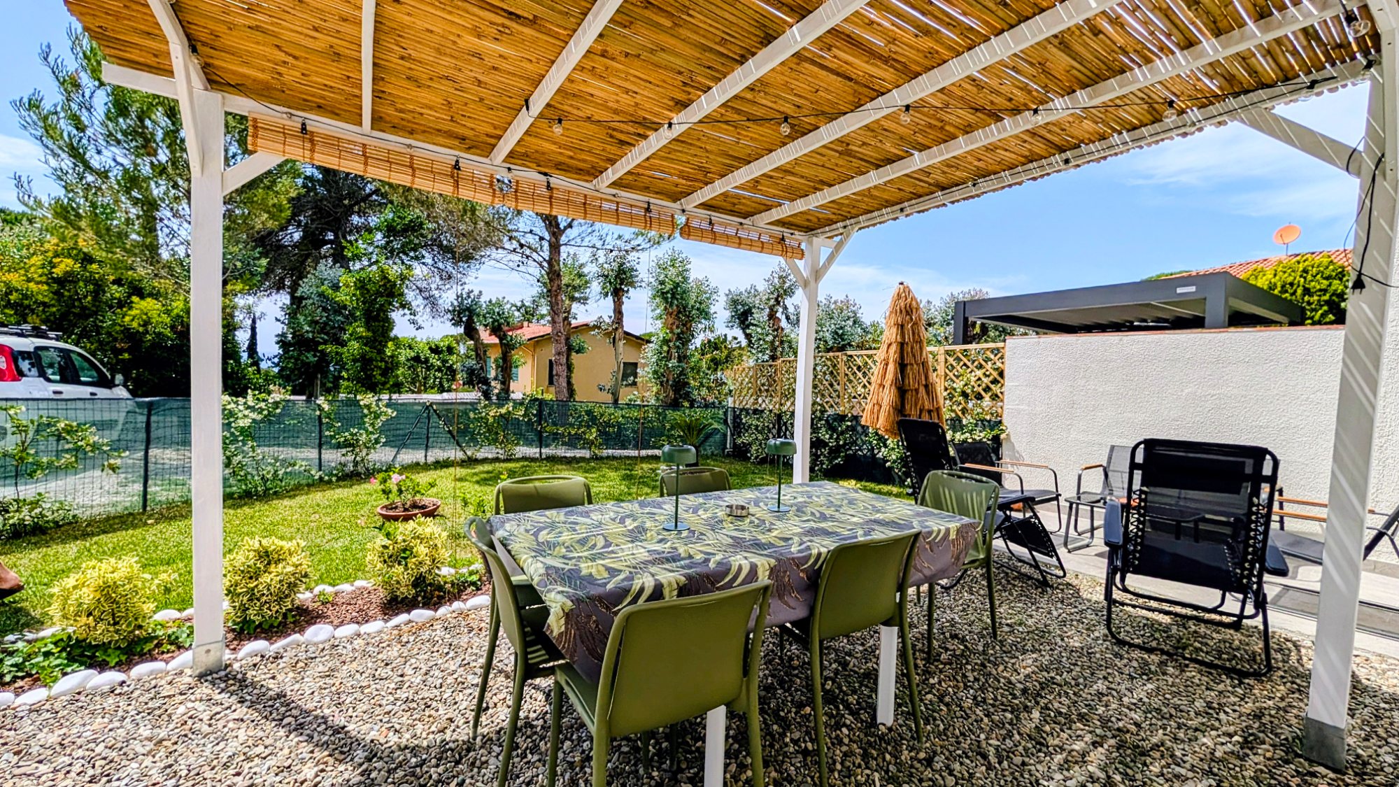 Resede con pergola e giardino