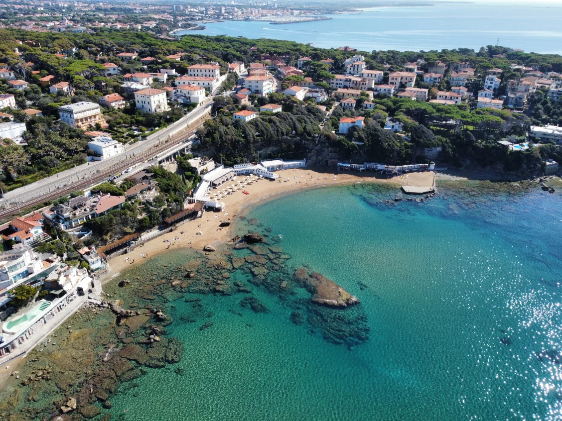 Castiglioncello — scogliera, pini, baia